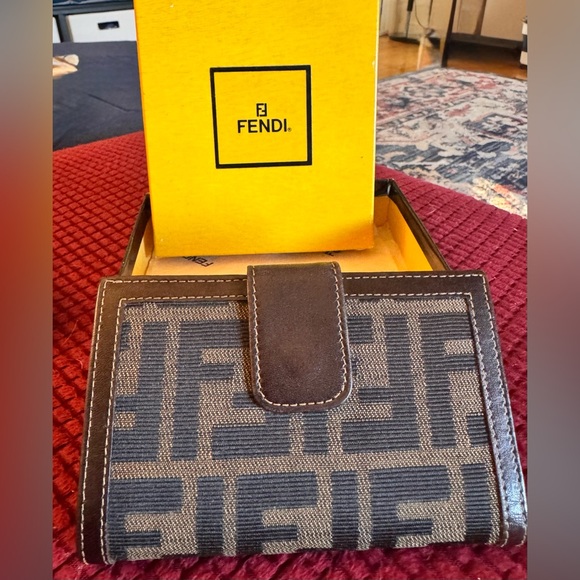 Fendi Monogram Wallet Kiss Lock Beautiful EUC - Picture 1 of 7